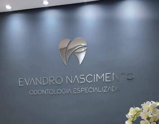 Logomarca acrílico espelhado prata