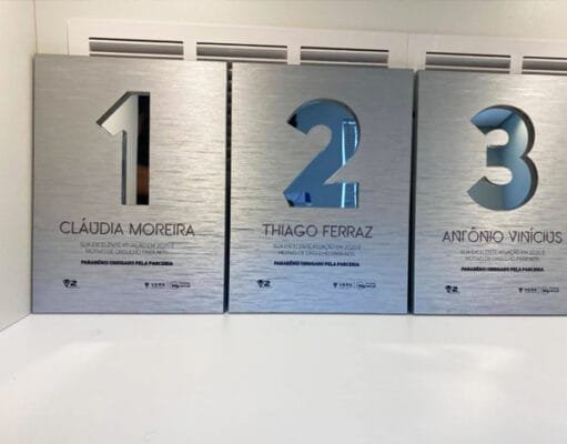 Logomarca acrílico espelhado prata