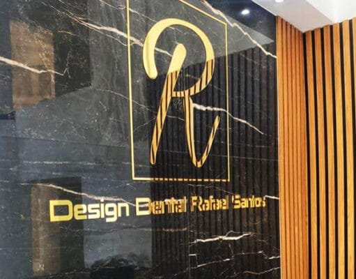 Logomarca acrílico espelhado dourado